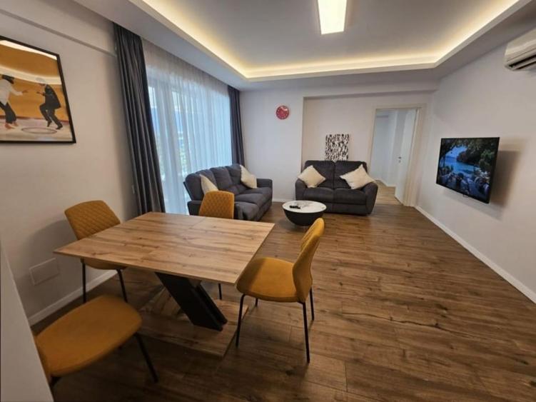 Apartament cu 4 camere decomandat, mobilat în Băneasa