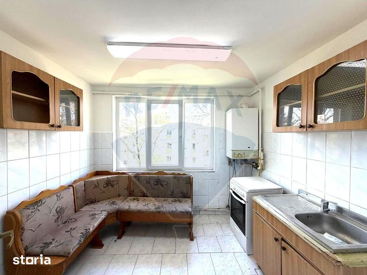 Apartament cu 3 camere decomandat în Cornișa