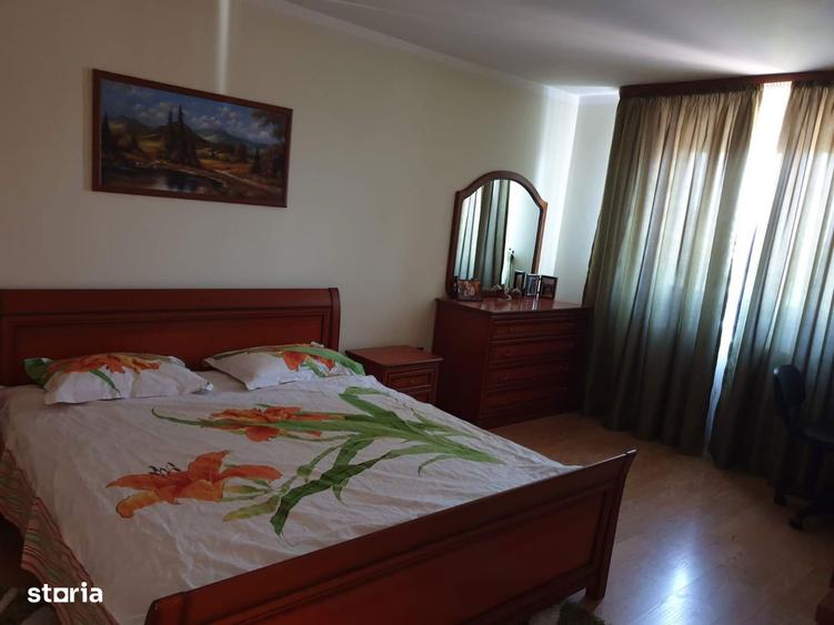 Casă cu 10 camere cu Teren 700 Mp în Obor