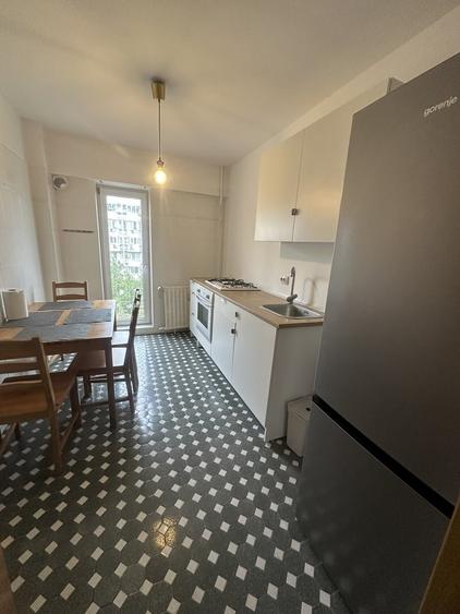 Apartament cu 3 camere semidecomandat în 13 Septembrie