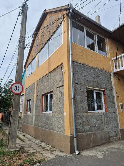Casă cu 6 camere cu Teren 223 Mp în Central