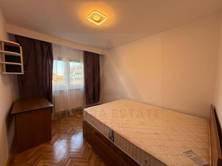 Apartament cu 4 camere decomandat în Valea Aurie