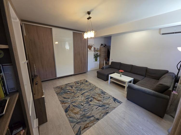 Apartament cu 3 camere decomandat în Roșu