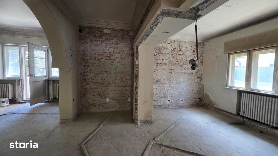 Casă cu 6 camere cu Teren 469 Mp în Domenii
