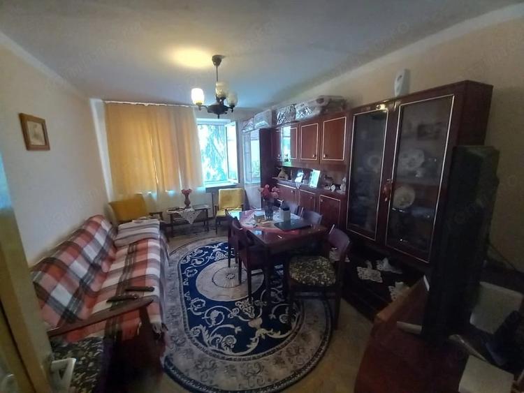 Apartament cu 3 camere decomandat în Est