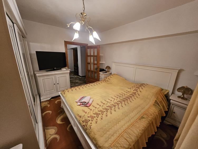 Apartament cu 4 camere decomandat în Central