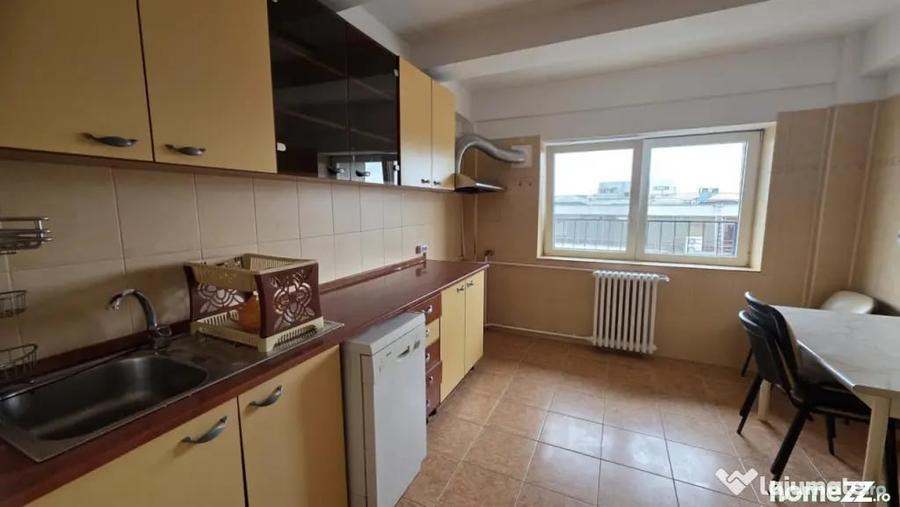 Apartament cu 4 camere decomandat în Matei Voievod