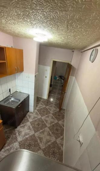 Apartament cu 3 camere semidecomandat, mobilat în Central