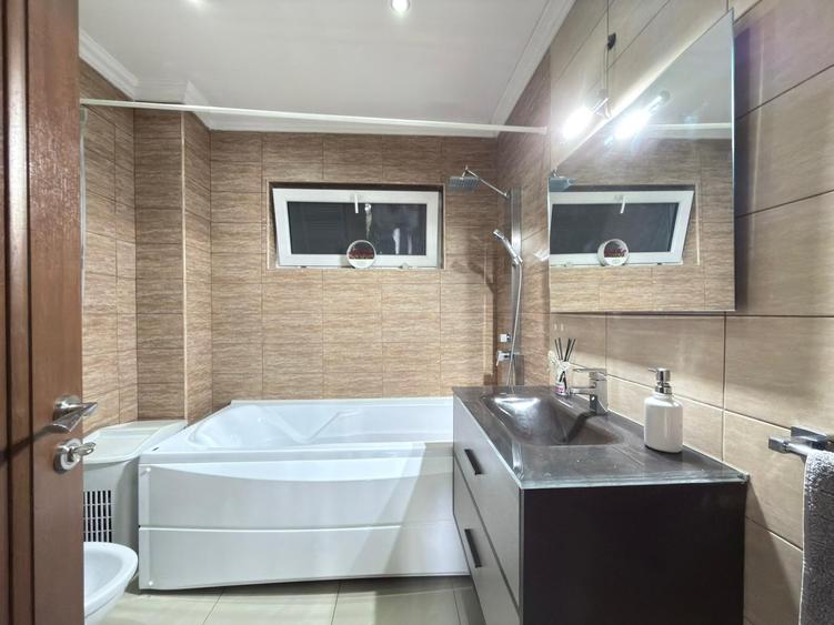 Casă individuală cu 5 camere cu Garaj în Central