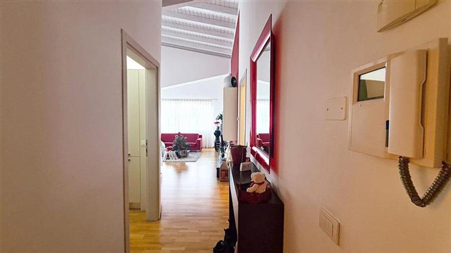 Penthouse cu 3 camere decomandat, mobilat în Girocului