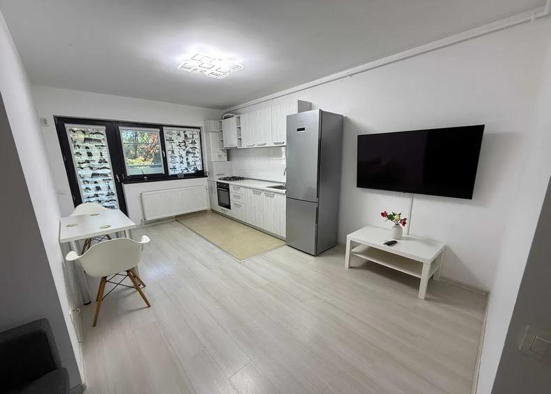 Apartament cu 2 camere semidecomandat, mobilat în Păcii