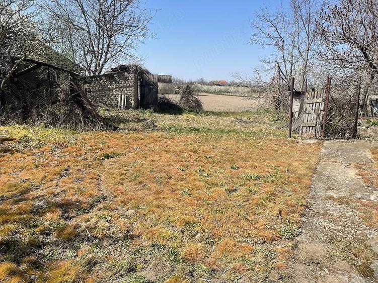Casă cu Teren 1436 Mp în Tăut
