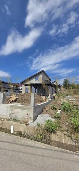 Casă individuală cu 4 camere cu Canalizare în Unirea