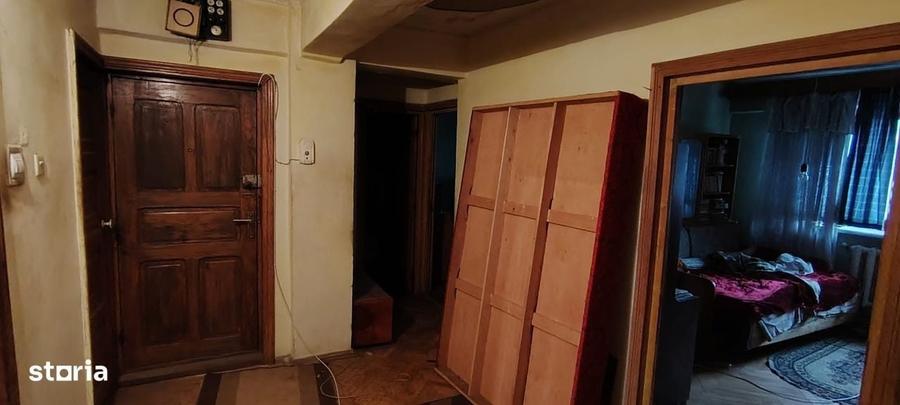 Apartament cu 4 camere decomandat în Central