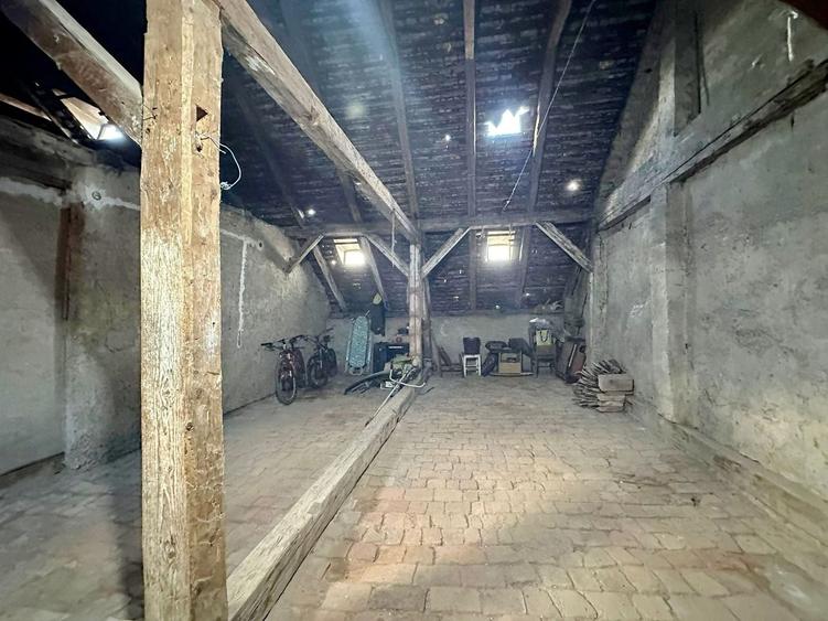 Apartament cu 6 camere nedecomandat în Centrul Istoric