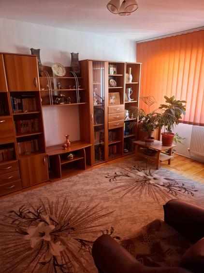 Apartament cu 3 camere decomandat în Exterior Vest