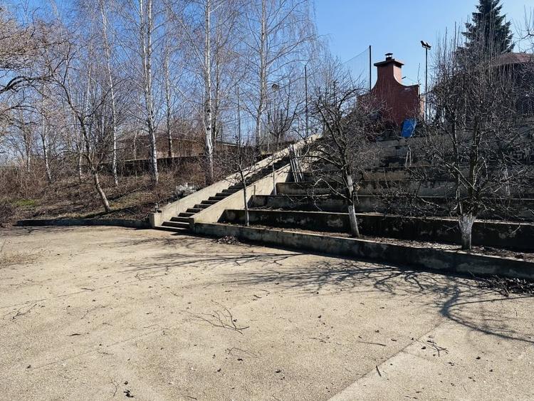 Casă individuală cu 7 camere cu Piscina în Roșu