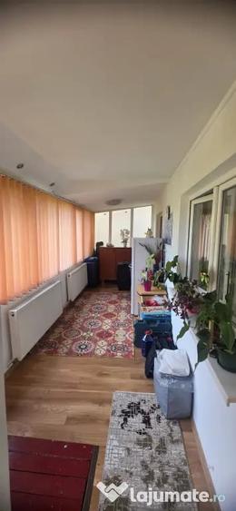 Apartament cu 3 camere semidecomandat în Florilor