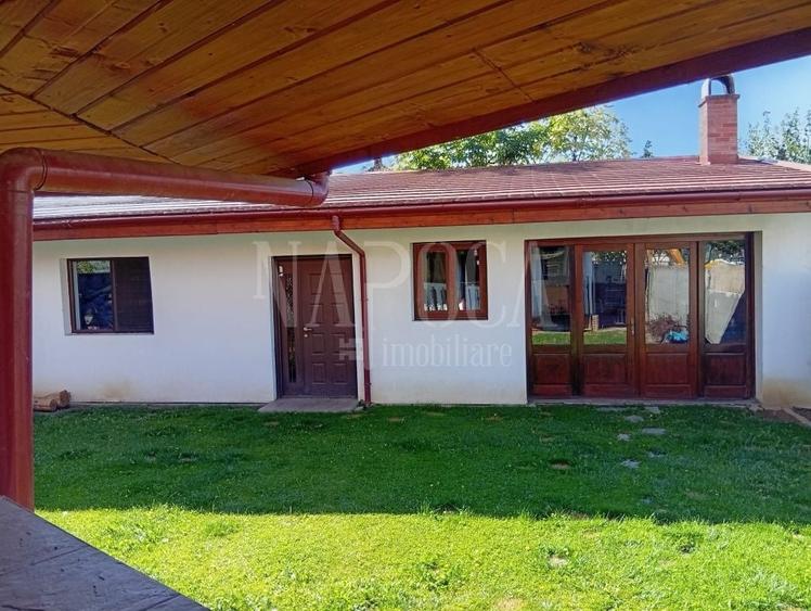 Casă individuală cu 8 camere cu Canalizare în Central