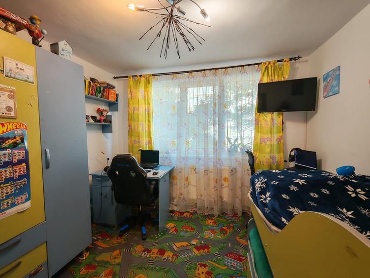 Apartament cu 3 camere decomandat, mobilat în Cornișa