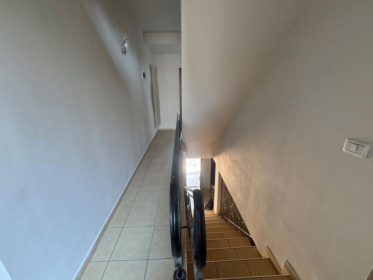 Casă cu 6 camere cu Canalizare în Central