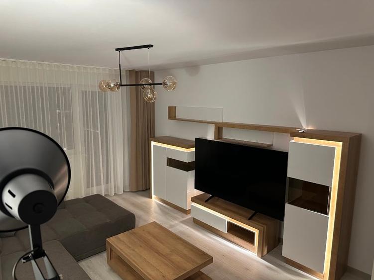 Apartament cu 3 camere decomandat în Tractorul