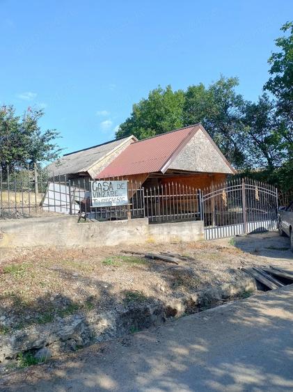 Casă cu 2 camere cu Teren 3300 Mp în Lugașu de Sus