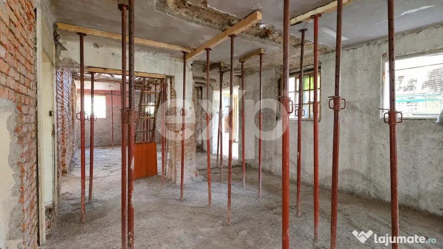 Casă cu 7 camere cu Teren 1048 Mp în Central