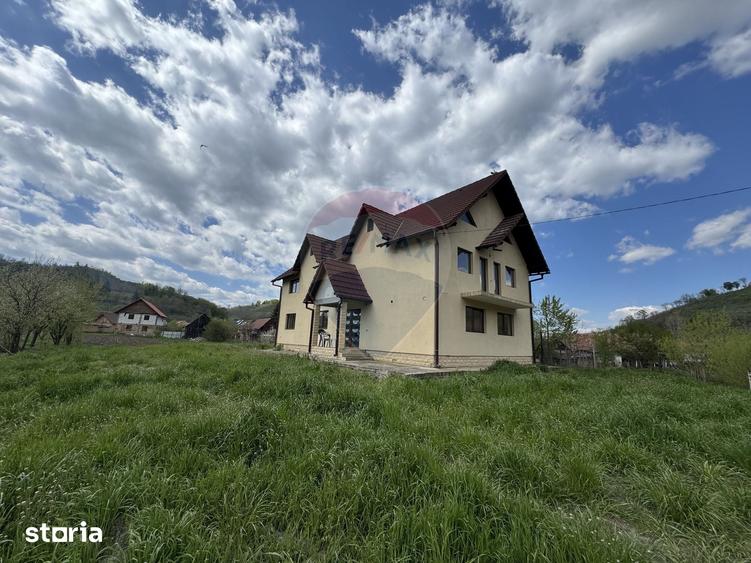 Casă cu 6 camere cu Teren 268 Mp în Moșna