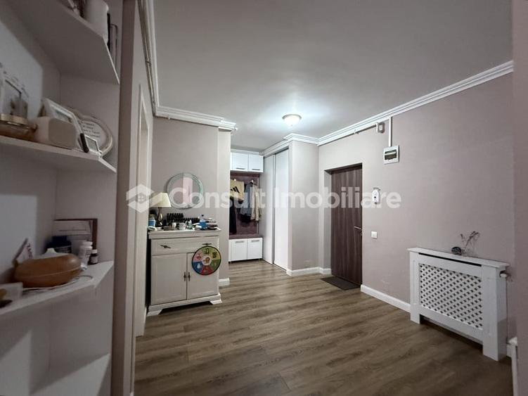 Apartament cu 3 camere semidecomandat în Florești