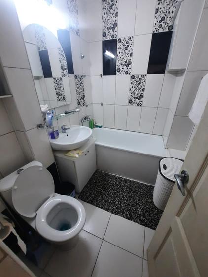 Apartament cu 3 camere semidecomandat, mobilat în Podu Roș
