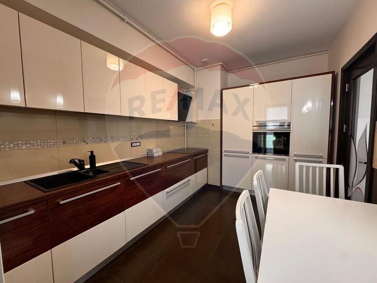 Apartament cu 3 camere semidecomandat, mobilat în Periferie
