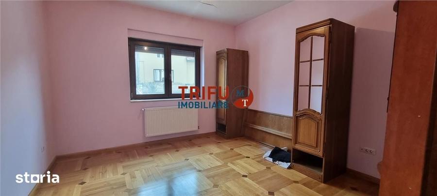 Casă cu 10 camere cu Teren 720 Mp în Lipoveni