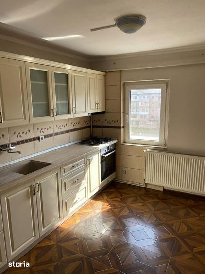 Apartament cu 3 camere decomandat în Micro 16