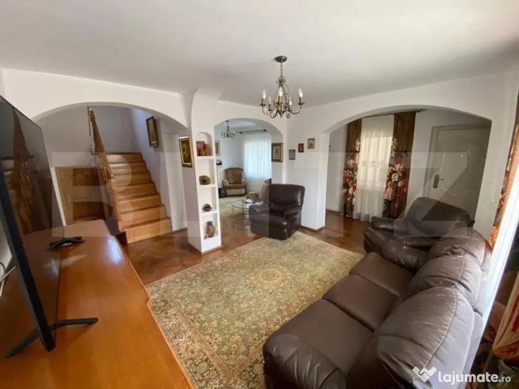 Casă cu 7 camere cu Teren 587 Mp în Valea