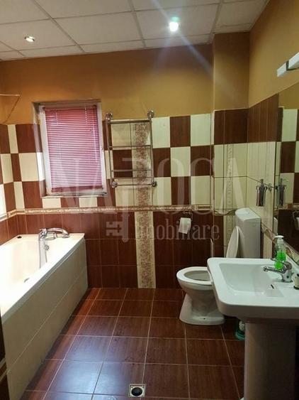 Casă individuală cu 8 camere cu Canalizare în Central