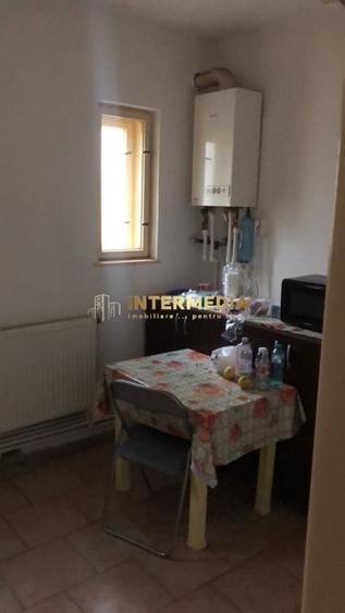 Casă individuală cu 3 camere cu Canalizare în Central