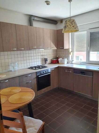 Apartament cu 3 camere decomandat, mobilat în Central