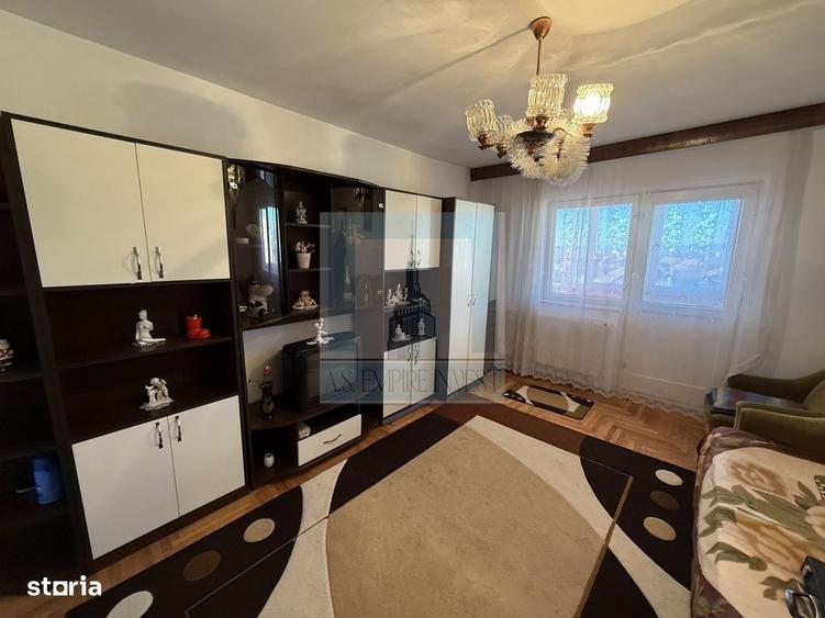 Apartament cu 3 camere decomandat în Florilor