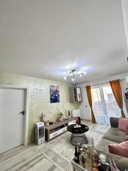 Apartament cu 3 camere semidecomandat în Florești