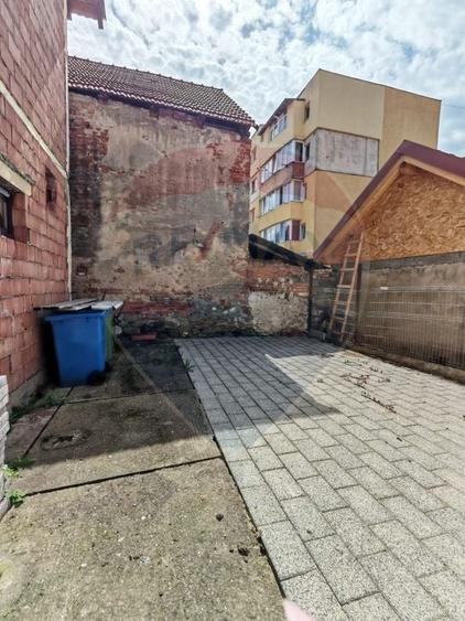 Casă cu 6 camere cu Teren 182 Mp în Central