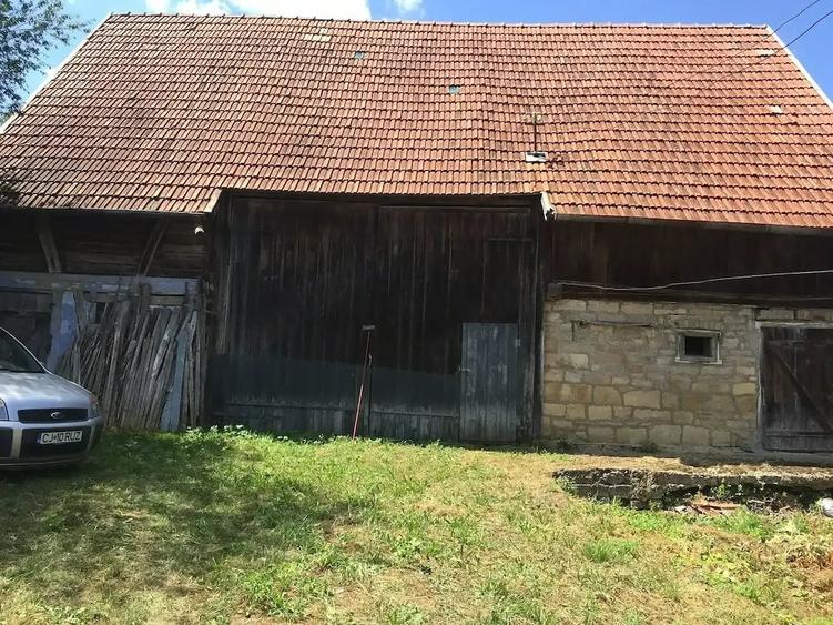 Casă cu Teren 6500 Mp în Dretea