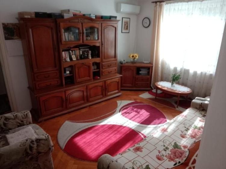 Apartament cu 3 camere semidecomandat, mobilat în Titan