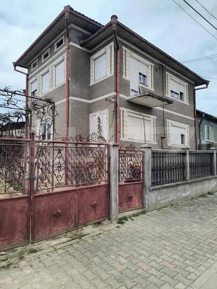 casa spatioasa de vinzare,ideala pentru confort si liniste - 9