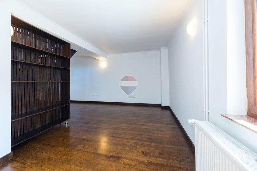 Apartament cu 5 camere decomandat în 15 Noiembrie