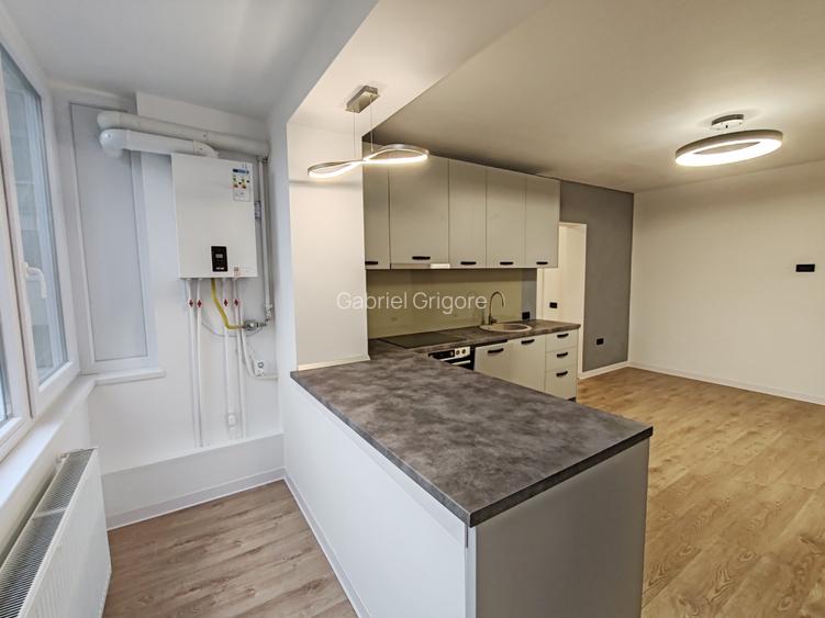 Apartament 2 camere liber la vanzare, recent renovat intrare Tractorul