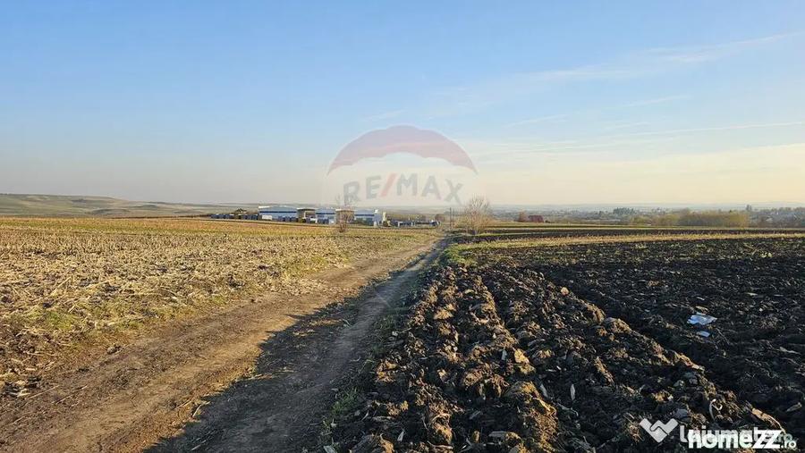 Teren de 6100 mp, în Stroiești