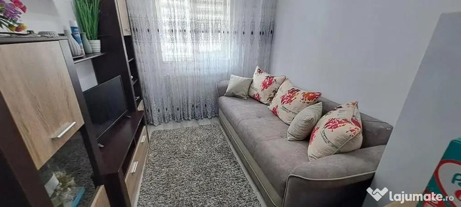 Apartament cu 3 camere semidecomandat în Tătărași