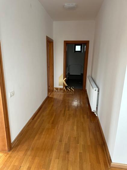 Casă individuală cu 9 camere cu Canalizare în Drumul Taberei