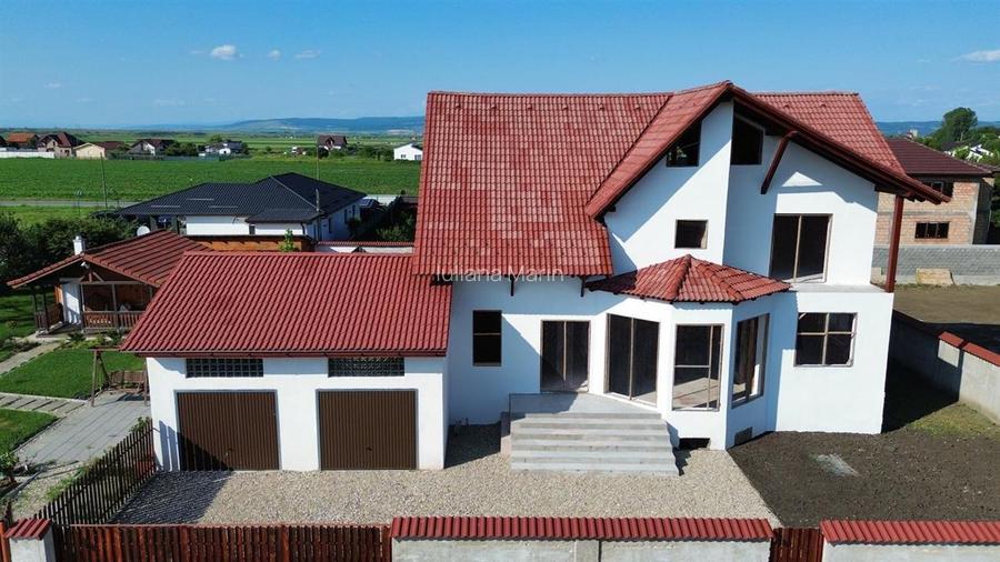 Vila la rosu intr o zona rezidentiala exclusivista Halchiu